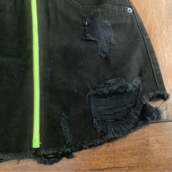 NWT Women’s Carmar Beatrice Distressed Denim Skirt, Size 26 - Picture 4 of 9